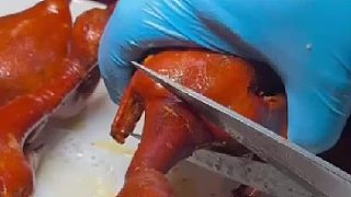 脆皮乳鴿，為啥中間那一塊肉剪掉不要了，太可惜了