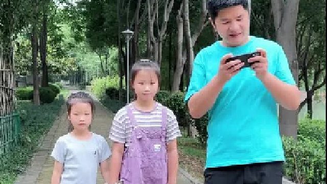 不要只顾着低头玩手机，请保护好自己的孩子