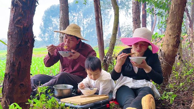 夫妻带娃下地干活，中午不回家吃饭，看看在地里吃的啥？