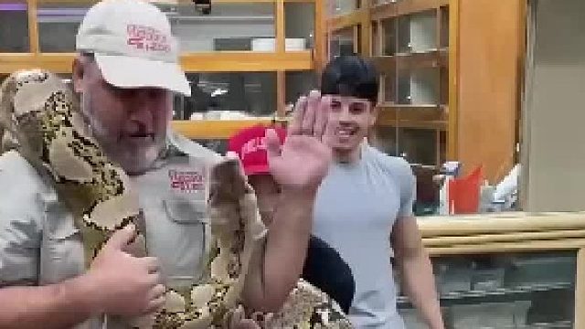 巨蟒袭击，饲养员