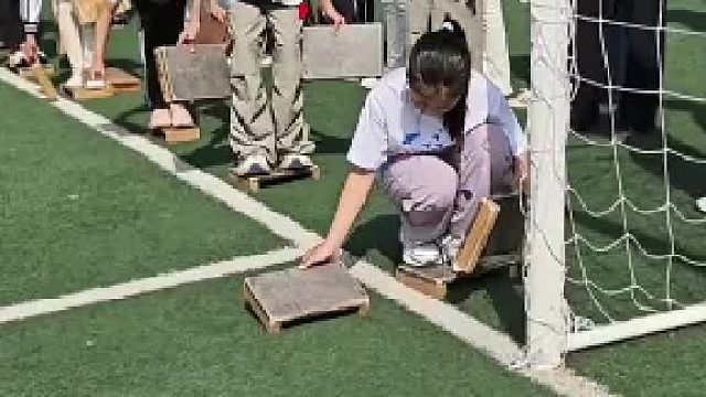 学校举办摸石头过河比赛，女生竟直接一骑绝尘拿下比赛