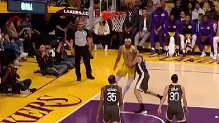 至親隊友竟成隔扣背景，NBA賽場驚現(xiàn)！