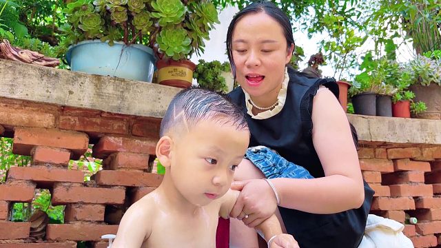二胎出生3年了，妈妈给儿子洗澡，看看宝宝表现怎样