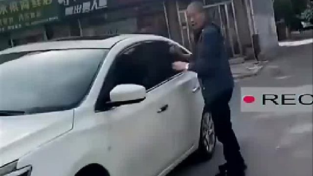 大爷误认车归己，热心洗半程才察觉，一场乌龙洗车趣事