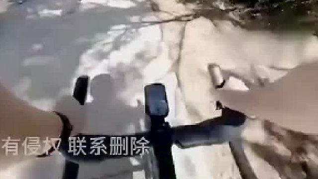 男子骑车下坡遇惊险一幕 熊孩子拿棍子插进车轮 男子当场摔倒