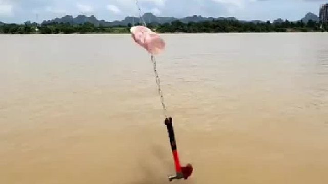 这用锤子钓鱼的还真是第一次见 