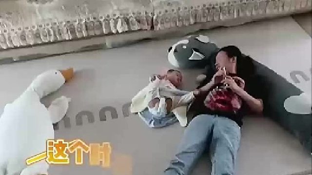 保姆带娃居然这样做 监控下的一幕 网友：不愧是高素质人才!