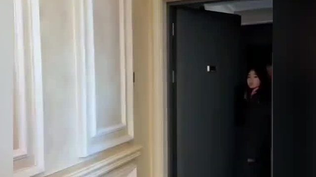 女生带男同学回家，妈妈的表情太搞笑了！