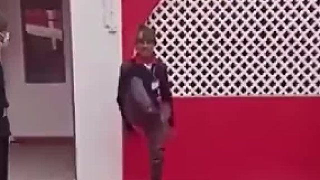 印度士兵自信展示高抬腿绝技，现场掌声雷动，这自信风采太吸睛