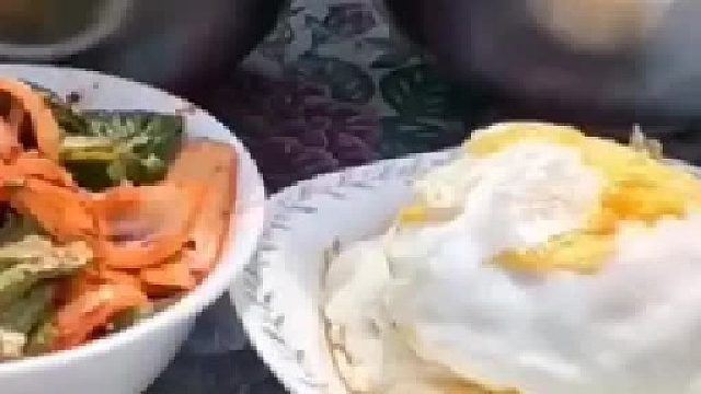 韩国工厂工人的午餐，这一顿看着确实不错，肉菜蛋都有了