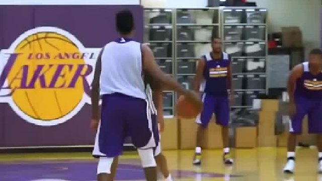 尼克杨耍新花样，科比旁观未点破。