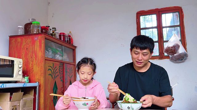 媳妇带着儿子回娘家，把老公和女儿扔在家里，看看父女俩吃的啥