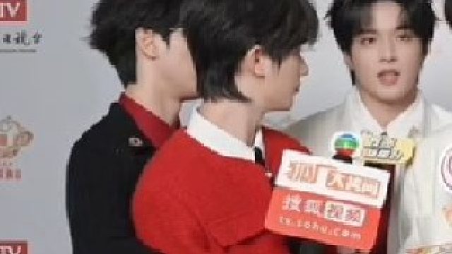 我们好香就是喜欢贴着丁哥的弟弟呀