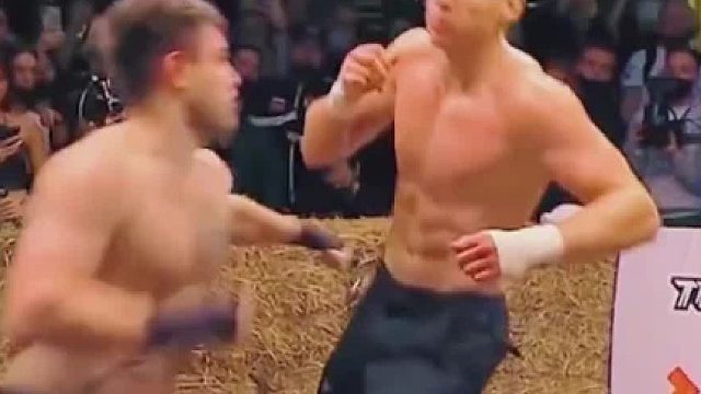 裸拳上演绝地反杀，当场打飞两颗牙齿