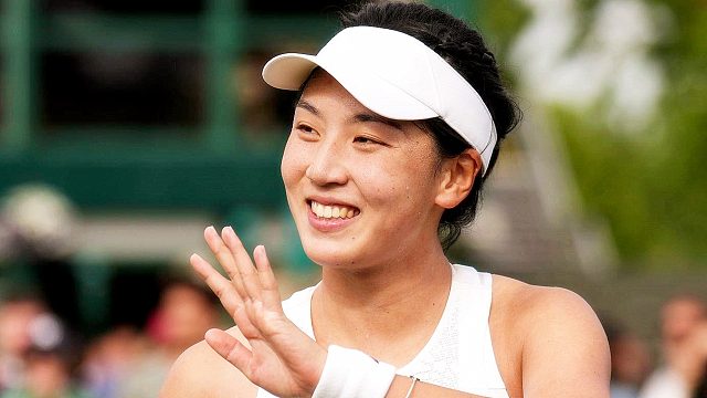太美了！23岁王欣瑜微笑向球迷招手，身材高挑面容姣好