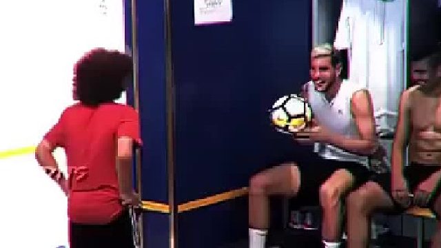 还记得当年皇马更衣室里，一众巨星和马塞洛的儿子头球接力的场面吗？