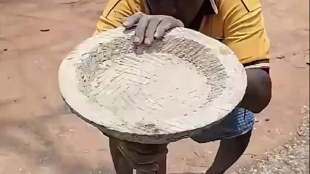 工匠用石头制成一种经久耐用的厨具，真是太牛了