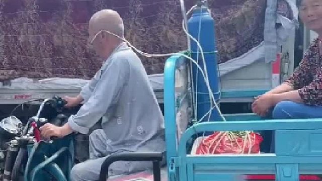 带着氧气瓶赶集的还是第一次见 