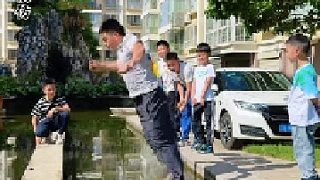 不同人過(guò)水池，你會(huì)用什么方式過(guò)這個(gè)水池呢？