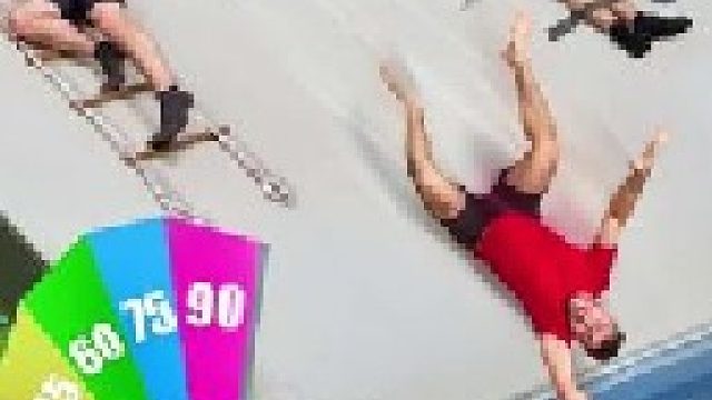 6个小伙挑战倾斜地板，谁能坚持到最后