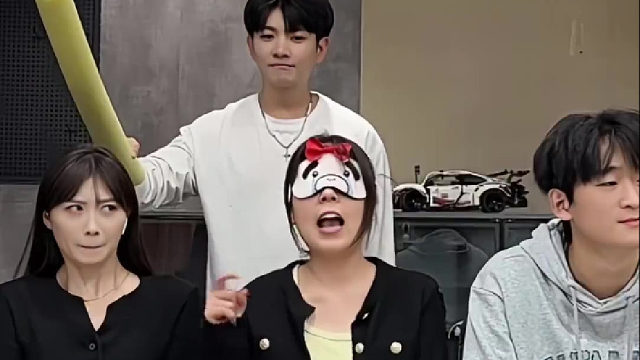 这指定是亲兄妹…