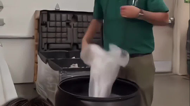 这样套垃圾袋感觉简单方便多了