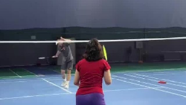 男子打羽毛球全是假动作，女子当场被打破防