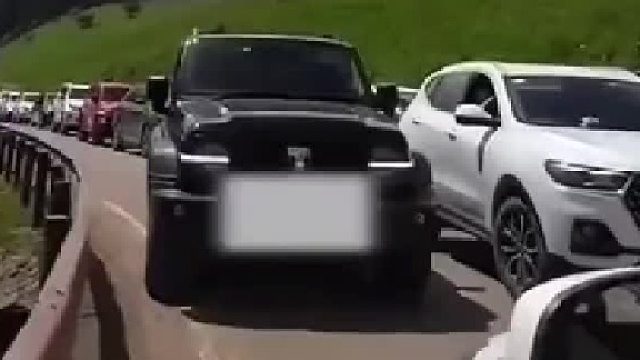 女子单线道逆行插队，结果技术不好，插不进去添堵！