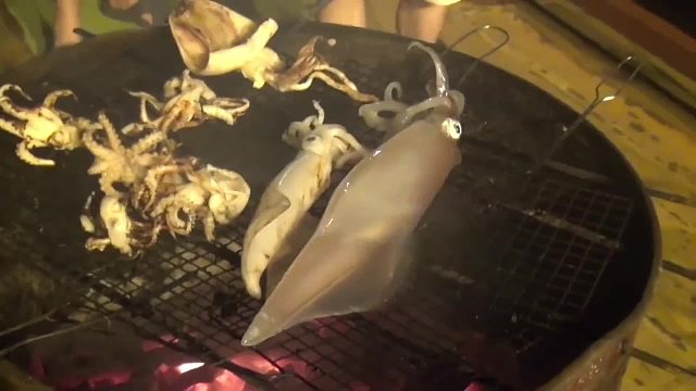 刚钓上来的鱿鱼就直接烤，然后烤到五分熟度的半活状态，