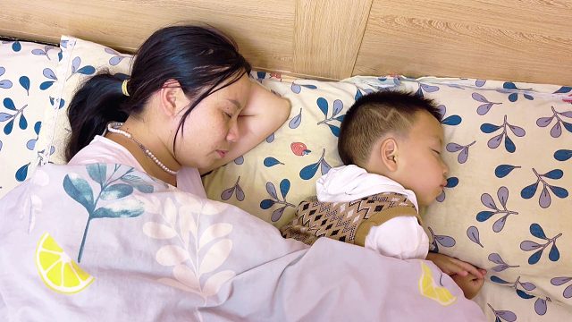 老公趁着媳妇睡觉，偷偷带女网友去捡菌，惊喜来得太突然