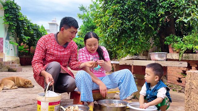 老公去玉米地干活，无意间发现了啥？回家连忙交给媳妇