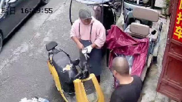 电动车到修车店换电池，恰巧发现了潜在危险