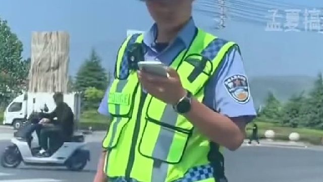 交警迎面走来，本想看看是哪个倒霉蛋，结果吃瓜到自己头上