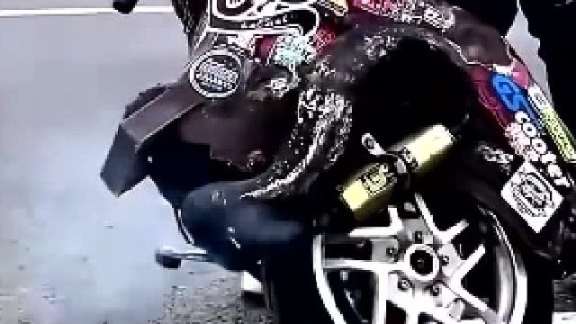 继独轮自行车后，印度出现独轮摩托车，这玩意能上路我万万不相信！