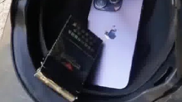 男子的手机和烟放车上忘了拿，没想到打火机被人顺走了