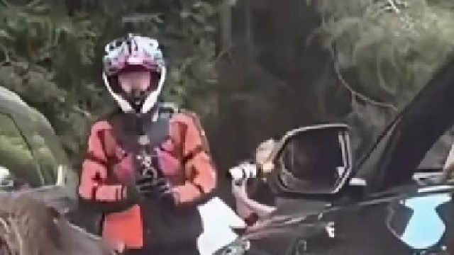 棕熊是很危险的动物，不要近距离拍照及投喂！