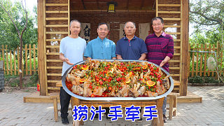 15個(gè)豬蹄，一盤雞爪，食叔做撈汁手牽手，軟爛脫骨，啃過癮了