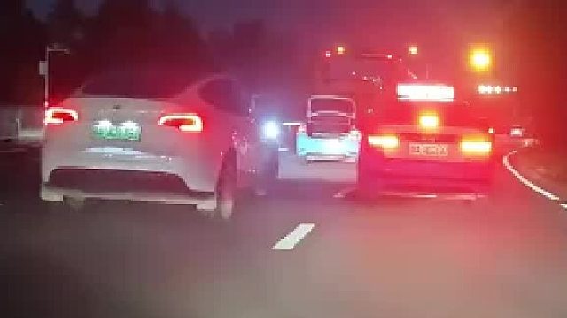 武汉的出租车司机师傅，为什么要集体跟在大车后面开后备箱