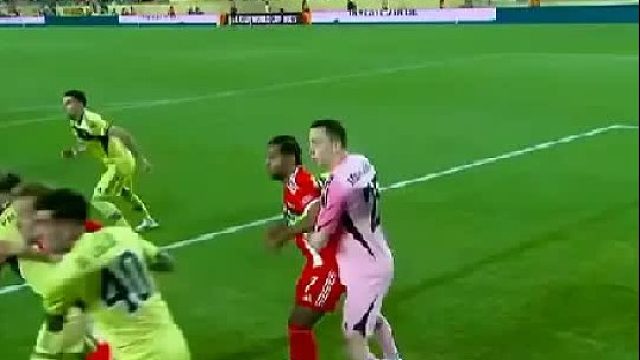 拜仁奥利塞角球直接破门，格纳布里 犯规在先被吹无效，判罚问题不大