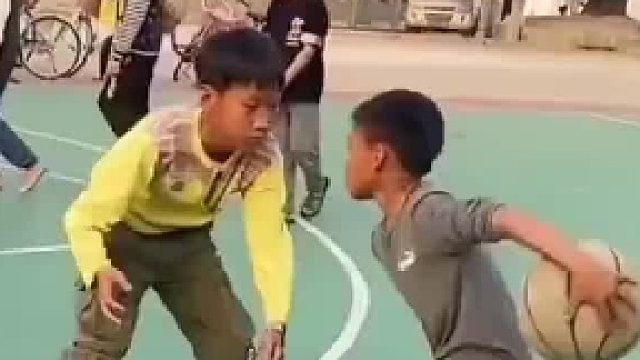 小孩哥虽然装备不全，但依旧能在球场随心所欲