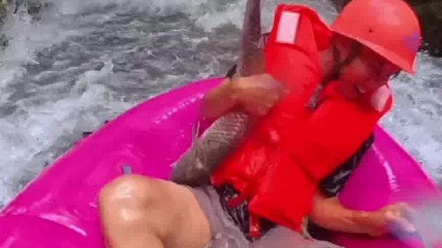 漂流捡到条大鱼，我要带回去！