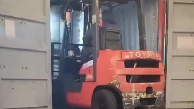 叉车运输过程出现意外，货物直接把货车往前推！！