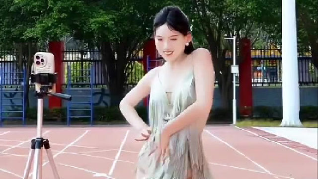 操场遇到拉丁舞学姐，把人整社恐了