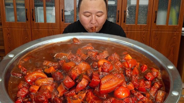 冰箱里有块五花肉，阿强做台式卤肉饭，肉质软烂肥而不腻，超过瘾
