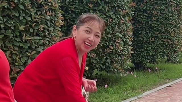 社牛宝宝逗的奶奶们心花怒放