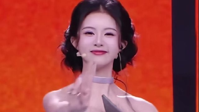 小游白色御姐套装上演绝活！伞兵凭什么站旁边？