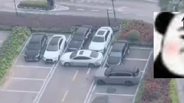 网友拍到楼下的停车场，所有车的位置都没动，小白车竟然出来了