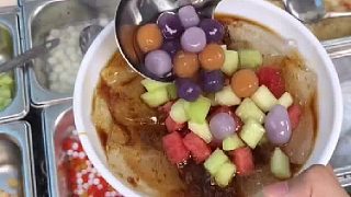 6塊一碗的自助冰粉誰(shuí)能不愛(ài)?。?！小料隨便加~巨清爽！?