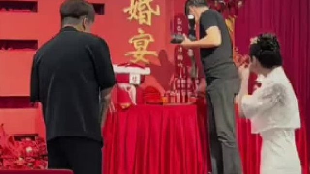 男子订婚时好兄弟送礼物打开一看俩人都傻眼了，还是男人了解男人