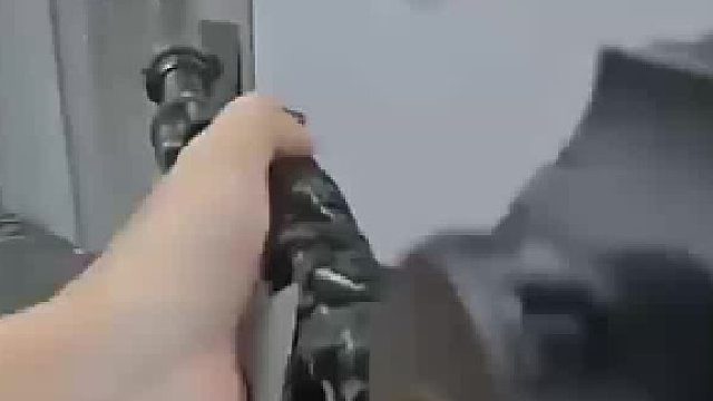 男子和对方女子互相射击